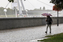 Výstraha pred búrkami sa týka celého Bratislavského, Trenčianskeho, Nitrianskeho a Trnavského kraja. FOTO: TASR/Dano Veselský