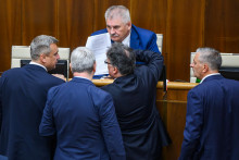 Podpredseda parlamentu Andrej Danko (SNS), minister spravodlivosti Boris Susko (Smer), poslanci NRSR za KDH Ján Horecký, Igor Janckulík a hore poslanec NRSR za SMER Ján Richter. FOTO: TASR/Jaroslav Novák
