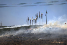 Požiar v blízkosti veterných mlynov v Cesme neďaleko Izmiru na juhozápade Turecka 3. júla 2025. FOTO: TASR/AP