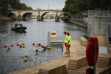 WA 42 Paríž - Ľudia plávajú v rieke Seina počas otvorenia troch nových kúpalísk na jej brehu v Paríži v sobotu 5. júla 2025. Nové verejné kúpaliská na Seine v Paríži sú strategicky umiestnené v blízkosti ikonických pamiatok: oproti L‘île aux Cygnes (Ostrov labutí) neďaleko Eiffelovej veže, pri katedrále Notre Dame a oproti Francúzskej národnej knižnici. Sú vybavené šatňami, sprchami, plážovým nábytkom a ponúkajú priestor pre 150 až 300 ľudí na relax, rozloženie uterákov a oddych od ruchu mesta. Kúpanie v Seine bolo oficiálne zakázané v roku 1923, ale až do začiatku 60. rokov 20. storočia sa zákaz prísne nedodržiaval. Sľub zrušiť zákaz a rieku vyčistiť siaha do roku 1988, keď ho presadzoval starosta Paríža a neskorší francúzsky prezident Jacques Chirac. Historické znovuotvorenie rieky prichádza po rozsiahlom a nákladnom projekte na jej vyčistenie pred minuloročnými olympijskými súťažami.Náklady na dlhodobé úsilie rieku vyčistiť pred olympiádou sa odhadujú na 1,4 miliardy eur. FOTO TASR/AP


A swimmer dives in the water as people swim at the Pont Marie safe bathing site on the Seine river in Paris, France, Saturday, July 5, 2025, during the opening of the three Seine swimming pools, as part of the ‘Paris Plages‘ event. (AP Photo/Thomas Padilla) FOTO: Thomas Padilla