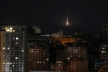V Kyjevskej oblasti boli pri ruskom dronovom útoku zranení traja ľudia, poškodené sú budovy aj autá, na mieste vypukli požiare. FOTO: REUTERS