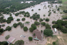 Najhoršie zasiahnutou oblasťou je naďalej okres Kerr, kde úrady podľa miestneho šerifa Larryho Leithy evidujú 59 mŕtvych, z toho 21 detí. FOTO: REUTERS/U.S. Coast Guard