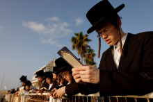 Ultraortodoxní členovia Netanjahuovej krehkej vládnej koalície tvrdia, že zaradenie študentov náboženských škôl do vojenských jednotiek po bok sekulárnych Izraelčanov alebo žien by mohlo ohroziť ich náboženskú identitu. FOTO: REUTERS