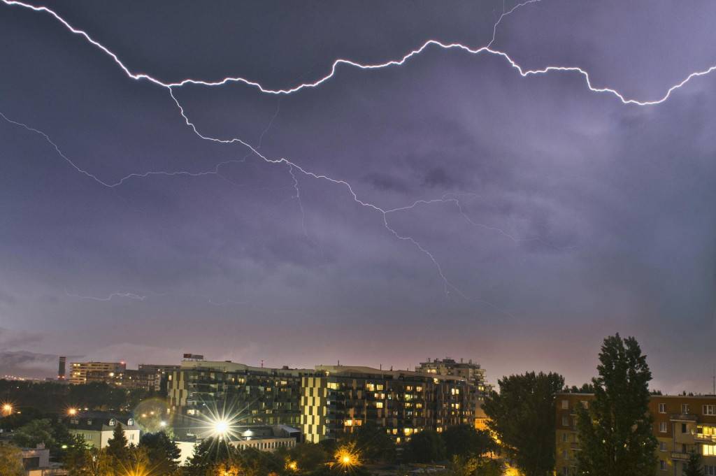 V Bratislavskom a Trnavskom kraji je výstraha pred búrkami vydaná do pondelka 6.00 h. FOTO: TASR/Pavel Neubauer
