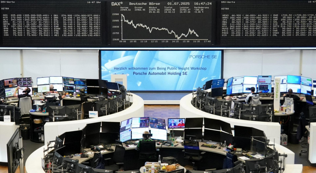 Kľúčový nemecký index DAX sa v piatok oslabil o 0,61 percenta a uzavrel na 23.787,45 bodu. FOTO: REUTERS