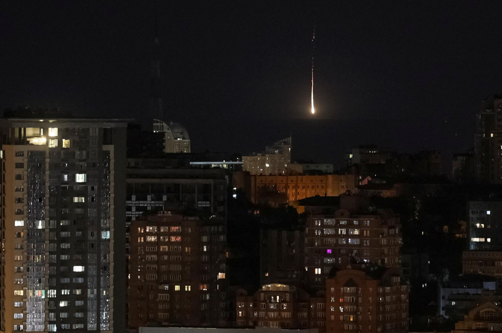V Kyjevskej oblasti boli pri ruskom dronovom útoku zranení traja ľudia, poškodené sú budovy aj autá, na mieste vypukli požiare. FOTO: REUTERS