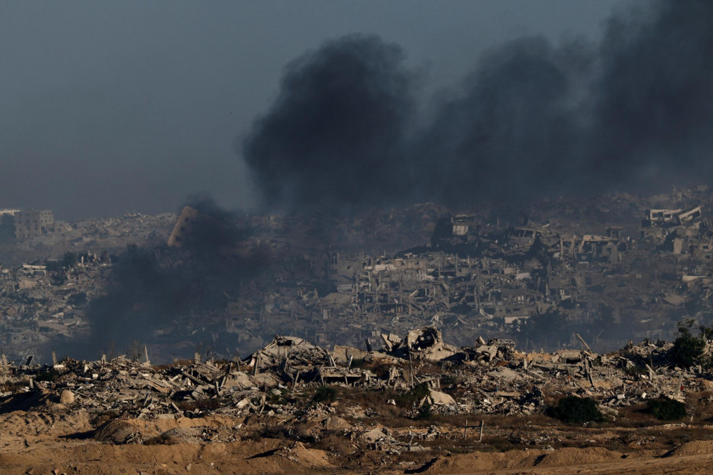 Izraelská armáda sa k jednotlivým úderom bezprostredne nevyjadrila, ale uviedla, že za uplynulý deň v Pásme Gazy zasiahla cez 130 cieľov. FOTO: REUTERS