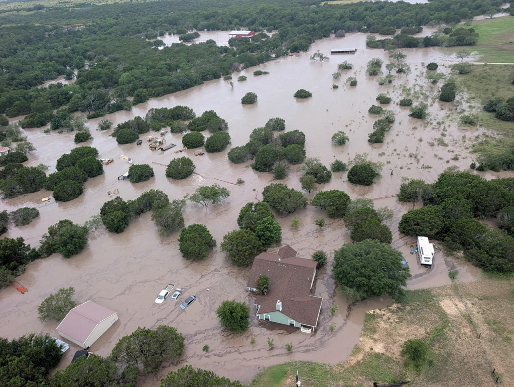 Najhoršie zasiahnutou oblasťou je naďalej okres Kerr, kde úrady podľa miestneho šerifa Larryho Leithy evidujú 59 mŕtvych, z toho 21 detí. FOTO: REUTERS/U.S. Coast Guard
