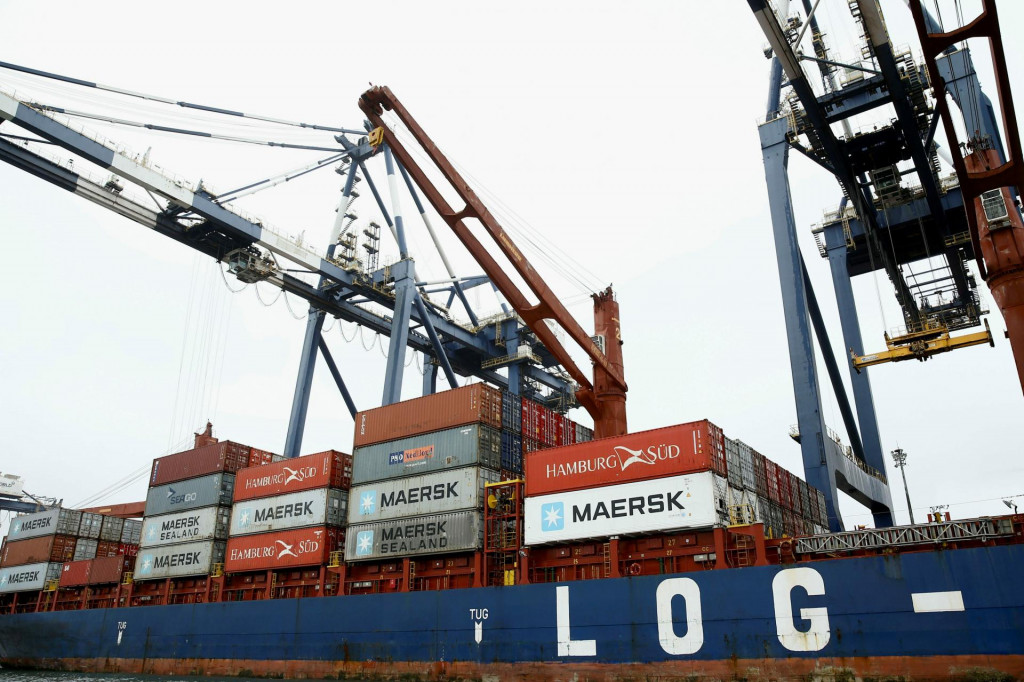 A ship is loaded with containers at a cargo terminal at the Port of Santos, in Santos, Brazil September 16, 2021. REUTERS/Carla Carniel/File Photo FOTO: REUTERS