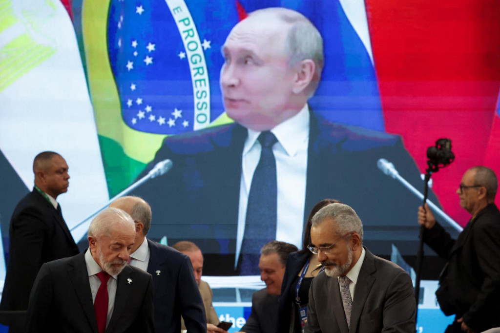 Kremeľ minulý týždeň vysvetľoval Putinovu absenciu na summite v Riu možnými problémami súvisiacimi so zatykačom, ktorý na ruského prezidenta vydal Medzinárodný trestný súd kvôli únosom ukrajinských detí počas vojny proti Ukrajine. FOTO: REUTERS