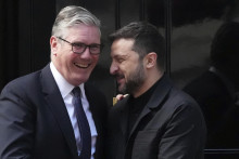 Ukrajinský prezident Volodymyr Zelenskyj a britský premiér keir Starmer počas ich stretnutia v Londýne. FOTO: TASR/AP