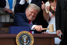 Americký prezident Donald Trumo podpísal daňový zákon. FOTO: Reuters