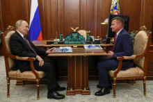 Ruský exminister dopravy Roman Starovojt s Vladimirom Putinom. FOTO: REUTERS