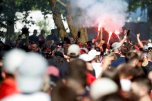 Ľudia na koncerte v Záhrebe. FOTO: Reuters