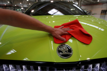 Škoda Auto podľa posledných dostupných dát vyrobila za prvých päť mesiacov tohto roku vo svojich závodoch 391 823 osobných áut, čo bol medziročný pokles o 2,3 percenta. FOTO: REUTERS