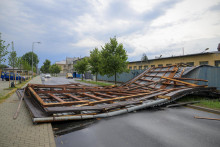 Na snímke odfúknutá strecha na Čapajevovej ulici po intenzívnych búrkach v Prešove. FOTO: TASR/Veronika Mihaliková