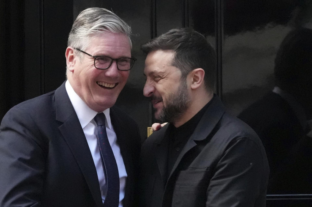 Ukrajinský prezident Volodymyr Zelenskyj a britský premiér keir Starmer počas ich stretnutia v Londýne. FOTO: TASR/AP