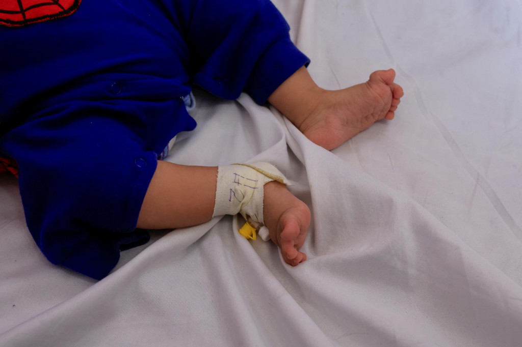 Život ohrozujúca meningitída, ktorá sa prenáša vzduchom, sa podľa WHO môže šíriť v preplnených stanoch. FOTO: REUTERS