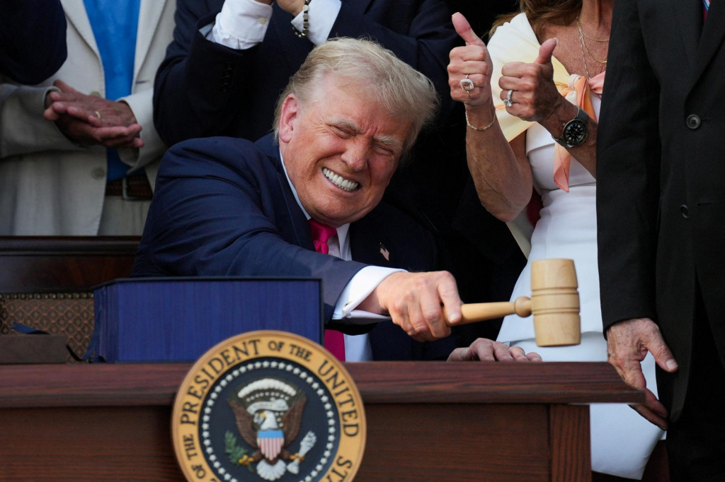 Americký prezident Donald Trumo podpísal daňový zákon. FOTO: Reuters
