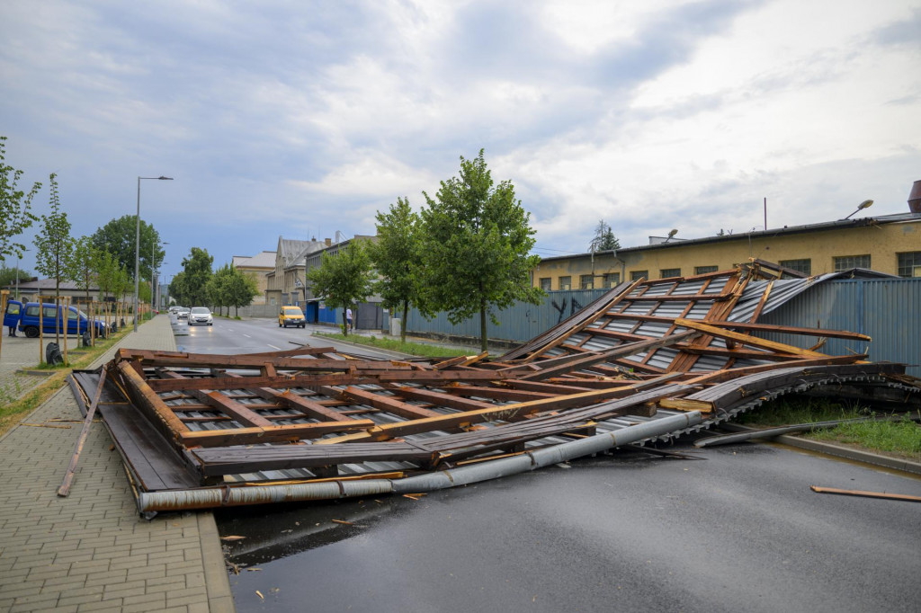 Na snímke odfúknutá strecha na Čapajevovej ulici po intenzívnych búrkach v Prešove. FOTO: TASR/Veronika Mihaliková