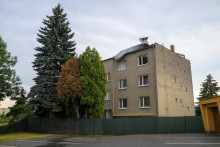 Na snímke čiastočne poškodená strecha bytovky na Lesníckej ulici po intenzívnych búrkach v Prešove. FOTO: TASR/Veronika Mihaliková
