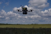 Príslušníci ukrajinskej dronovej jednotky Arkan otestovali stroje od českého Spark spolku. Ich výrobu zafinancovala iniciatíva Darček pre Putina. (21. mája 2025) FOTO: PETR TOPIČ, MAFRA