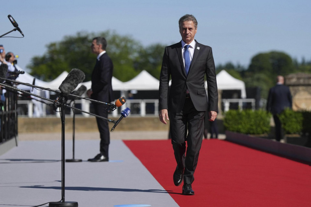 Slovinsk&yacute; premi&eacute;r Robert Golob prich&aacute;dza na &scaron;tvrt&yacute; samit Eur&oacute;pskeho politick&eacute;ho spoločenstva. FOTO: TASR/AP