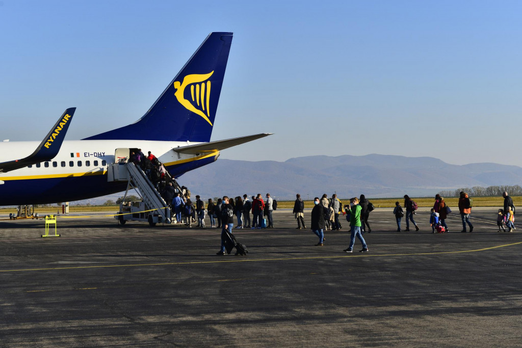 V prvej polovici roka bol najsilnejším mesiacom jún s 99 636 vybavenými cestujúcimi, kedy sa aj naplno rozbehla letná dovolenková sezóna. FOTO: TASR/Milan Kapusta