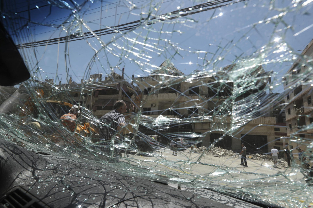 Rozbité okno auta, ktoré bolo zničené pri izraelskom leteckom útoku v meste Nabatíja na juhu Libanonu - Ilustračná fotografia. FOTO: TASR/AP