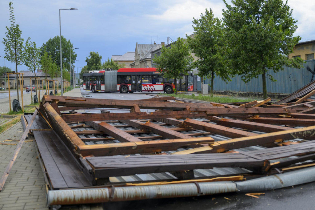 Silný vietor odtrhol strechu aj v Prešove. FOTO: TASR/Veronika Mihaliková