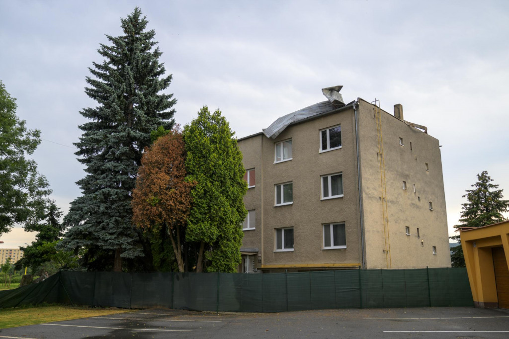 Na snímke čiastočne poškodená strecha bytovky na Lesníckej ulici po intenzívnych búrkach v Prešove. FOTO: TASR/Veronika Mihaliková