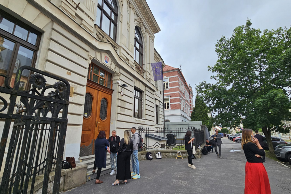 Pred budovou Špecializovaného trestného súdu v Banskej Bystrici novinári čakajú na začiatok procesu s Jurajom Cintulom, ktorý spáchal atentát na premiéra Roberta Fica. FOTO: HN/Katarína Šelestiaková