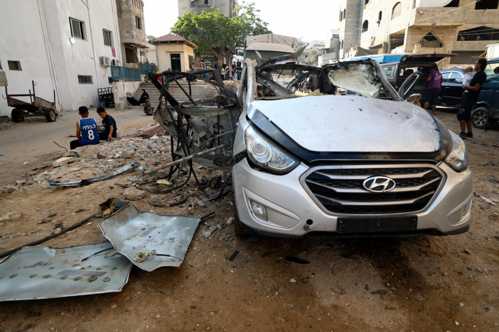 Auto po izraelskom útoku v Gaze. FOTO: REUTERS
