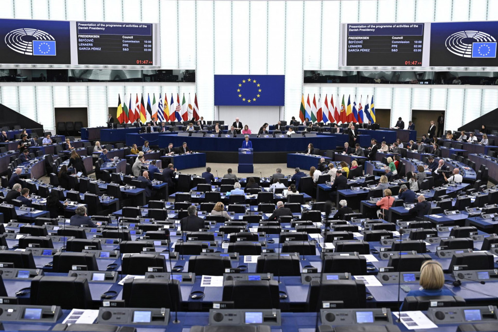 Plénum europarlamentu v Štrasburgu dnes 531 hlasmi prijalo stanovisko, ktoré potvrdzuje, že Bulharsko spĺňa kritériá pre prijatie eura, 69 poslancov hlasovalo proti a 79 ďalších sa zdržalo. FOTO: TASR/AP