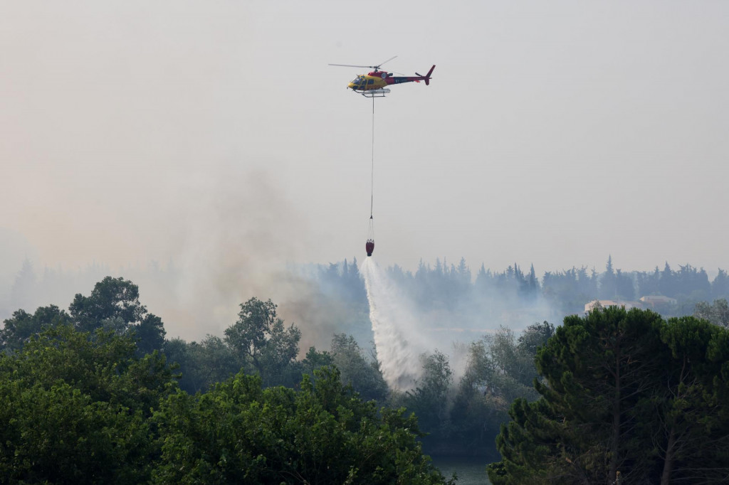 Helikoptéra pomáha dostať požiar pod kontrolu. FOTO: REUTERS