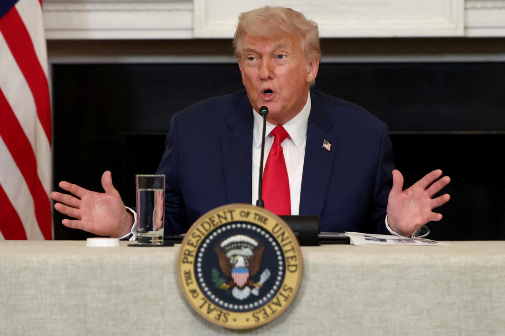 Donald Trump učí svetových lídrov, že je v ich záujme vychádzať s ním čo najlepšie. FOTO: Reuters