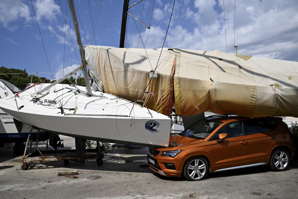 Na snímke poškodené auto a lode po silnej búrke v chorvátskom Splite v utorok 8. júla 2025. FOTO: TASR/AP
