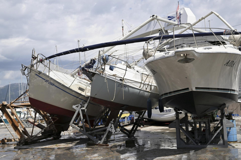 Poškodené lode po silnej búrke v chorvátskom Splite. FOTO: TASR/AP
