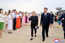 Ruská ministerka kultúry Olga Ľubimovová je vítaná po príchode na letisko v KĽDR pri príležitosti prvého výročia summitu Severná Kórea – Rusko v roku 2024. FOTO: Reuters