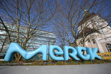 Logo koncernu Merck pred sídlom spoločnosti v nemeckom Darmstadte. FOTO: TASR/DPA