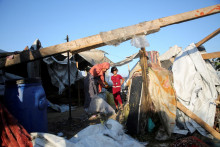 Palestínčania po izraelských útokoch. FOTO: REUTERS