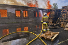 Hasiči hasia požiar po útoku ruskej armády na Kyjevskú oblasť v stredu 9. júla 2025. FOTO: TASR/AP