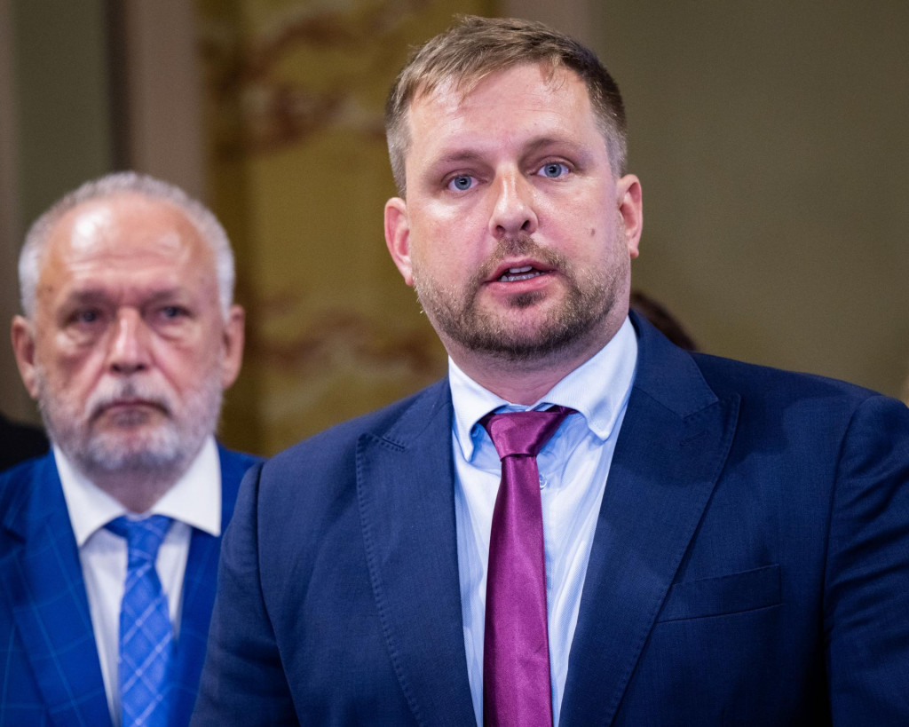 Zľava dekan Lekárskej fakulty Univerzity Komenského v Bratislave Juraj Payer a minister zdravotníctva Kamil Šaško.