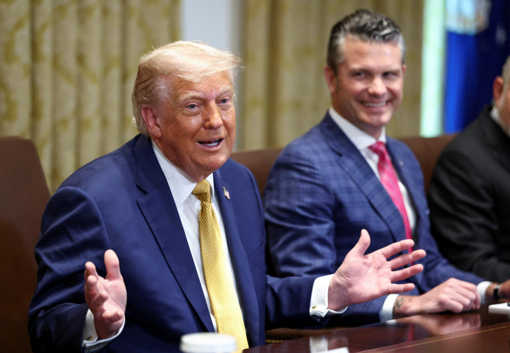 Americký prezident Donald Trump a minister obrany Pete Hegseth. FOTO: Reuters