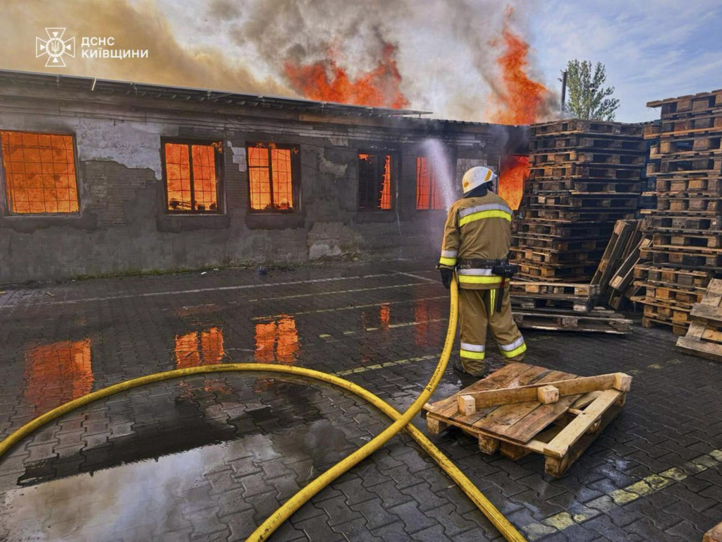 Hasiči hasia požiar po útoku ruskej armády na Kyjevskú oblasť v stredu 9. júla 2025. FOTO: TASR/AP