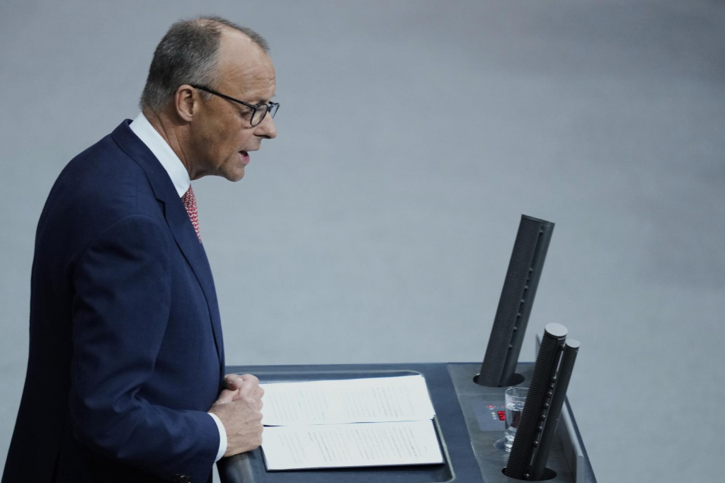 Nemecký kancelár Friedrich Merz hovorí počas plenárneho zasadnutia nemeckého parlamentu Bundestag o rozpočte na rok 2025. FOTO: TASR/AP