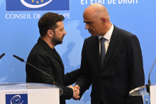 Ilustračná fotografia - Ukrajinský prezident Volodymyr Zelenskyj (vľavo) si podáva ruku s generálnym tajomníkom Rady Európy Alainom Bersetom. FOTO: TASR/AP