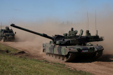 Poľskí vojaci jazdia na tanku. FOTO: Reuters