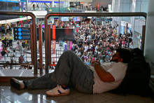 Uviaznutí cestujúci čakajú na letisku v Budapešti, pretože pristávacie dráhy boli uzavreté v dôsledku silnej búrky. FOTO: Reuters