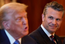 Americký minister obrany Pete Hegseth a prezident Donald Trump. FOTO: REUTERS